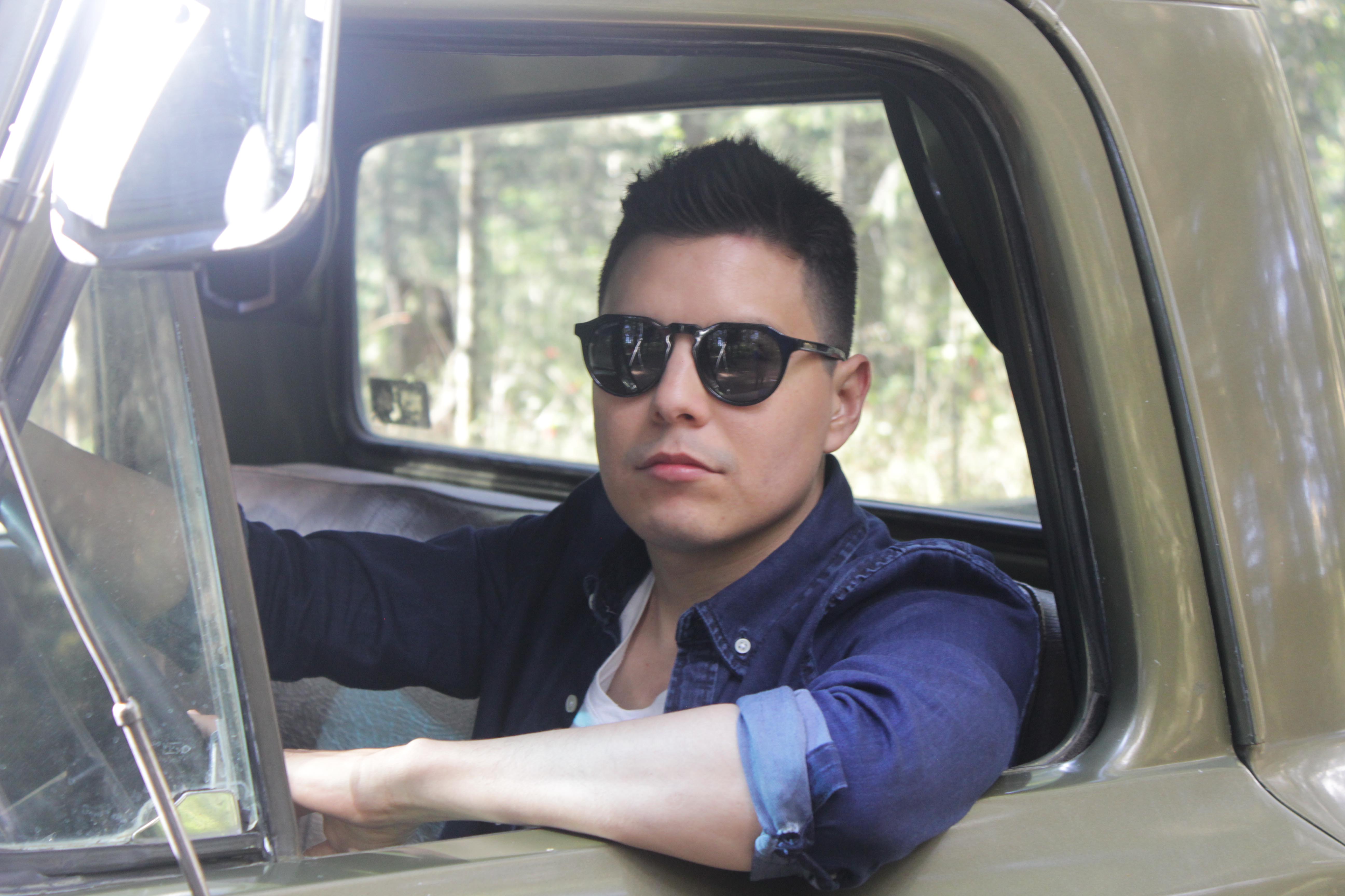 Arturo Munguía is on StageIt